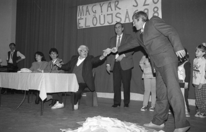 Lássuk, kié a főnyeremény. A felvétel 1998-ban készült Tóbán Lássuk, kié a főnyeremény. A felvétel 1998-ban készült Tóbán