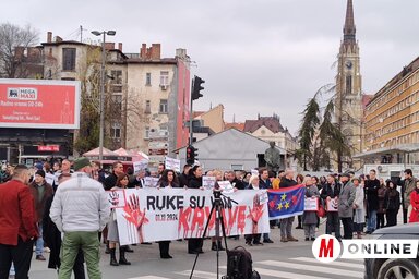 Ellenzéki képviselők és aktivisták a tartományi képviselőház elől indultak