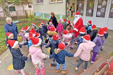 A felsőhegyi óvodások körtáncba fogták a Mikulást (Gergely Árpád felvétele)