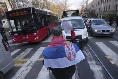 Letartóztatták a tiltakozók közé hajtó sofőrt (Fotó: Beta)