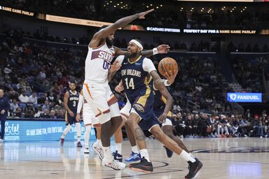 Brandon Ingram tör kosárra Royce O’Neale mellett (Fotó: Beta/AP)
