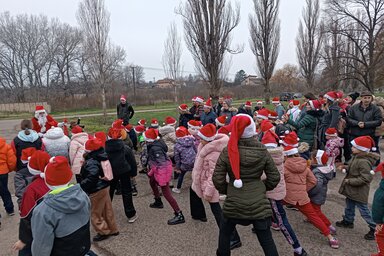 A bemelegítést követően mintegy 400 méternyi távot tettek meg a résztvevők (Kazinczy Paszterkó Diana felvétele)