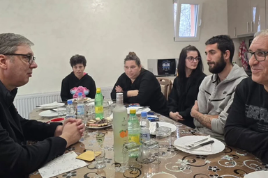 Aleksandar Vučić államfő a Firić családdal (Fotó: Instagram/buducnostsrbijeav)