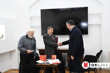 Sándor Zoltán átveszi az oklevelet Bordás Győzőtől (Fotó: Paraczky László felvétele)