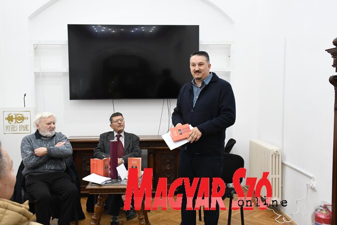 Sándor Zoltán magyar és szerb nyelven is felolvasott kötetéből (Fotó: Paraczky László felvétele) Sándor Zoltán magyar és szerb nyelven is felolvasott kötetéből (Fotó: Paraczky László felvétele)