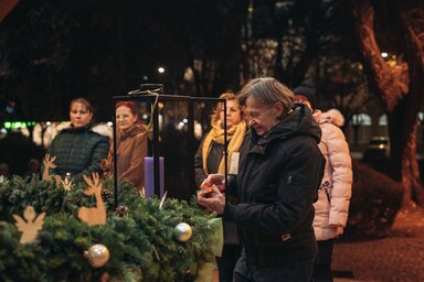 A második gyertyát Tari László Pro Urbe díjas helytörténész gyújtotta meg (Fotó: Herédi Krisztián felvétele)