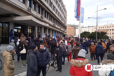 Ismét pirosra festették az aszfaltot a képviselő-testület bejáratában   (Fotó: Szeli Balázs felvétele)