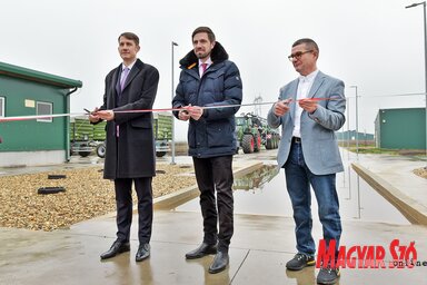 Dr. Pásztor Bálint, Magyar Levente és Mucsi Zoltán hivatalosan is megnyitották a korszerű sertéstelepet (Fotó: Gergely Árpád felvétele)