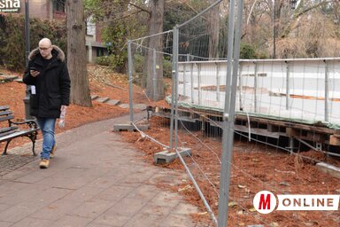 Az utolsó simításokat végzik a korcsolyapályán, maholnap már jég is lesz rajta (Fotó: Dávid Csilla felvétele)