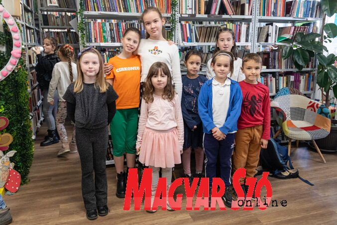 Tóth Petra, Jablanov Lázár, Kis Réka, Szakács Ingrid, Kis Blanka, Hadák Emma, Kurai Noémi és Kormányos Sztefán (Fotó: Pamela Virc felvétele) Tóth Petra, Jablanov Lázár, Kis Réka, Szakács Ingrid, Kis Blanka, Hadák Emma, Kurai Noémi és Kormányos Sztefán (Fotó: Pamela Virc felvétele)