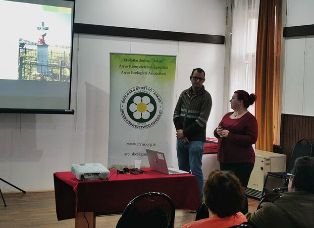 Roman Andrej és Sihelnik Ágnes Topolya út menti és köztéri keresztjeinek felméréséről számolt be (Herceg Elizabetta felvétele) Roman Andrej és Sihelnik Ágnes Topolya út menti és köztéri keresztjeinek felméréséről számolt be (Herceg Elizabetta felvétele)
