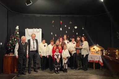Az oromi Petőfi művelődési egyesület tagjai a Lányi színpadán / Galai Kornélia felvétele