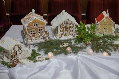 A kultúregyesület karácsonyi műsorára minden évben készülnek mézeskalácsból házak (Fotó: Vidács Hajnalka)
