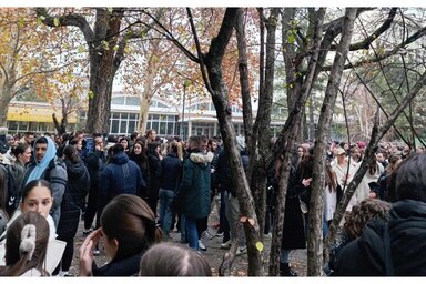 Tüntető egyetemisták az újvidéki egyetemi városban (archív felvétel) Tüntető egyetemisták az újvidéki egyetemi városban (archív felvétel)