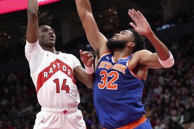 A nyáron New Yorkba költöző Towns védekezését állandóan és okkal kritizálják, de most Torontóban 2-2 labdaszerzést és blokkot is jegyzett (Fotó: Beta/AP)