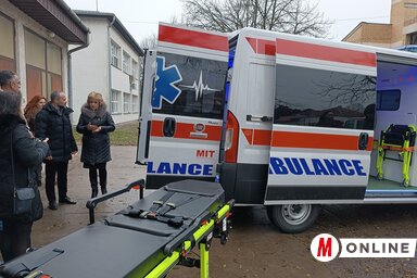 Topolya község egészségházának új mentőautóját tekinti meg a községi önkormányzat küldöttsége (Kazinczy Paszterkó Diana felvétele)