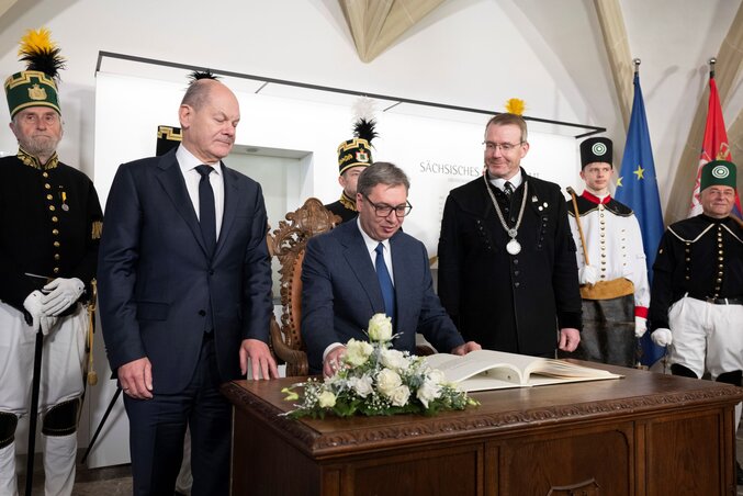 Aleksandar Vučić beíratkozik Freiberg város Aranykönyvébe (Fotó: Beta)