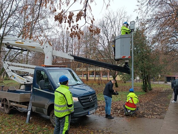 A közvilágítás bővítése a mezőgazdasági iskola előtti parkban (Kazinczy Paszterkó Diana felvétele) A közvilágítás bővítése a mezőgazdasági iskola előtti parkban (Kazinczy Paszterkó Diana felvétele)