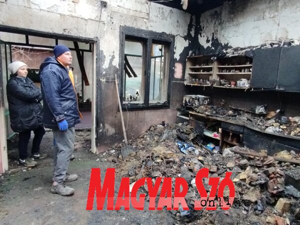A családi ház a melléképülettel együtt a tűz martalékává vált (Fotó: Kancsár Izabella) A családi ház a melléképülettel együtt a tűz martalékává vált (Fotó: Kancsár Izabella)