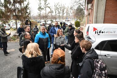 Pedagógusok beszélgetnek az egyetemistákkal a Bölcsészettudományi Kar előtt (Fotó: Beta)