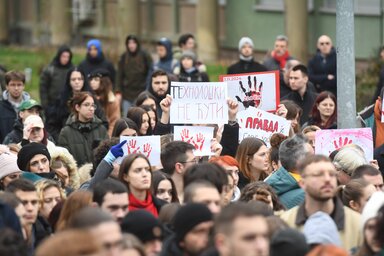 Nagy számban gyűltek össze a diákok és a polgárok a Szerbiai RTV épülete előtt (Fotó: Beta/illusztráció)