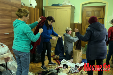 Az adakozni vágyók ruhaneműt is adományozhatnak (Kőműves Tímea felvétele)