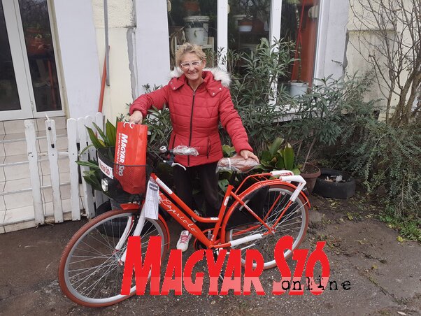 Fuszkó Mária mintegy tizenegy éve a Magyar Szó lapkihordója (Fotó: Fúró Dénes felvétele) Fuszkó Mária mintegy tizenegy éve a Magyar Szó lapkihordója (Fotó: Fúró Dénes felvétele)