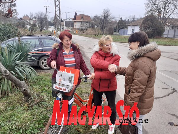 A kerékpárt Péter Edit és Szablyár Magdolna, lapunk terjesztő osztályának munkatársai adták át (Fotó: Fúró Dénes felvétele) A kerékpárt Péter Edit és Szablyár Magdolna, lapunk terjesztő osztályának munkatársai adták át (Fotó: Fúró Dénes felvétele)