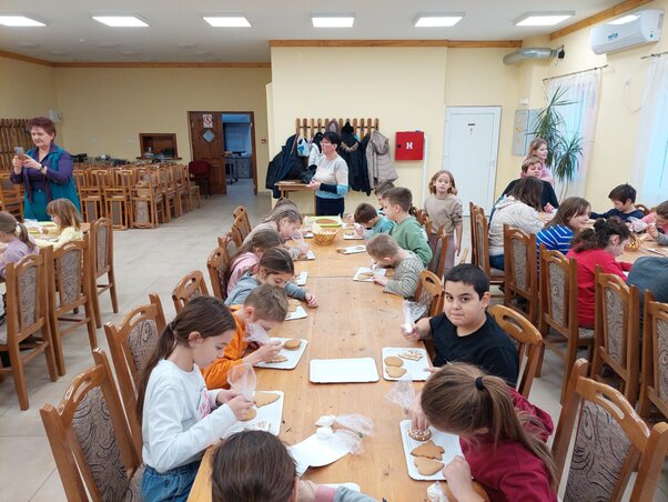Ifjú mesterek díszítik a mézeskalácsokat (Gunaras HK) Ifjú mesterek díszítik a mézeskalácsokat (Gunaras HK)