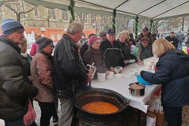 Csülkös babbal, teával és forralt borral kedveskedtek mindenkinek (Tóth Péter felvétele)