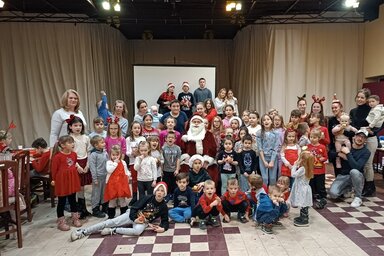 Csoportkép a Csoncsikó játszóház végén (Kazinczy Paszterkó Diana)