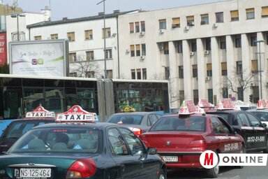 Ezentúl óránként 1200 dinárért várakozik ránk a taxis (Fotó: Dávid Csilla felvétele)