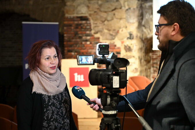 Az eseményről az RTV is beszámolt, Vicsek Annamária mikrofonvégen (Fotó: Molnár Edvárd) Az eseményről az RTV is beszámolt, Vicsek Annamária mikrofonvégen (Fotó: Molnár Edvárd)