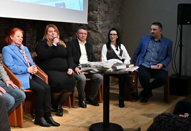 A Magyar Szó igazgatónője szólalt fel először, mellette jobbról Varga Attila, Dér Dianna és Sándor Zoltán (Fotó: Molnár Edvárd) A Magyar Szó igazgatónője szólalt fel először, mellette jobbról Varga Attila, Dér Dianna és Sándor Zoltán (Fotó: Molnár Edvárd)
