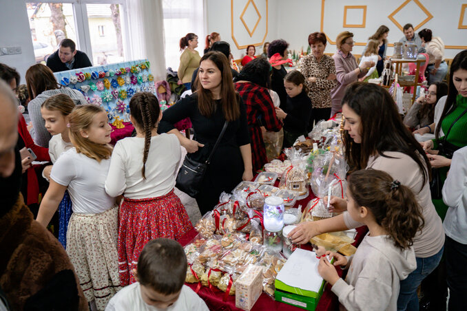 A karácsonyi vásáron 25 kiállító mutatta be kézműves portékáját (Fotó: Göblös Péter) A karácsonyi vásáron 25 kiállító mutatta be kézműves portékáját (Fotó: Göblös Péter)