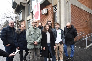 Milan Pajić, a Naše mleko egyesület elnöke (középen), miután szerdán élelmet vittek a szervezet tagjai a tiltakozó újvidéki egyetemistáknak (Fotó: Beta)
