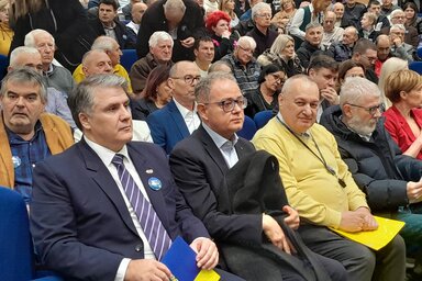 Srđan Milivojević, a párt új elnöke az első sorban balról a harmadik helyen (Fotó: Beta)