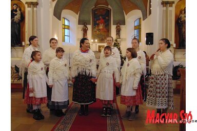 U ime domaćina, pevačke grupe „Pantlika” i „Langvirag” iz Pančeva otvorili su događaj sa umetničkom direktoricom Marijom Kemenj (fotografija Hajnalke Vidač)