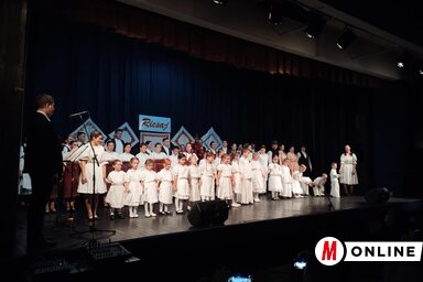 Kicsik és nagyok a színpadon (Kancsár Izabella felvétele)