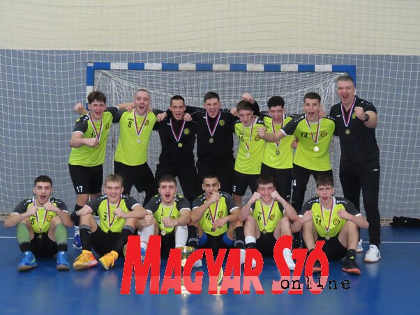 A tornagyőztes U16-os adai csapat (Fotó: Csincsik Zsolt felvétele) A tornagyőztes U16-os adai csapat (Fotó: Csincsik Zsolt felvétele)