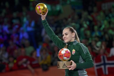 Klujber Katrin a gólkirálynőnek járó különdíjjal (Fotó: MTI)