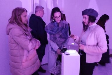 Újházi Adrienn (jobbról), az alkotásait mutatja be az érdeklődőknek (Lukács Melinda felvétele)