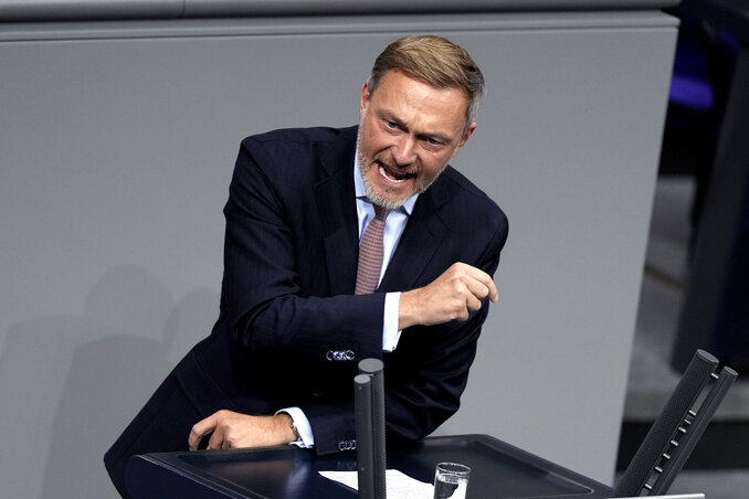 A pénzügyminiszteri tárca éléről Scholz által november elején menesztett Christian Lindner (FDP) beszél a tegnapi Bundestag-ülésen (Fotó: AP via Beta) A pénzügyminiszteri tárca éléről Scholz által november elején menesztett Christian Lindner (FDP) beszél a tegnapi Bundestag-ülésen (Fotó: AP via Beta)