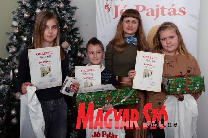 A pályázat első három díjazottja Török Erna lapszerkesztővel (Dávid Csilla felvétele) A pályázat első három díjazottja Török Erna lapszerkesztővel (Dávid Csilla felvétele)