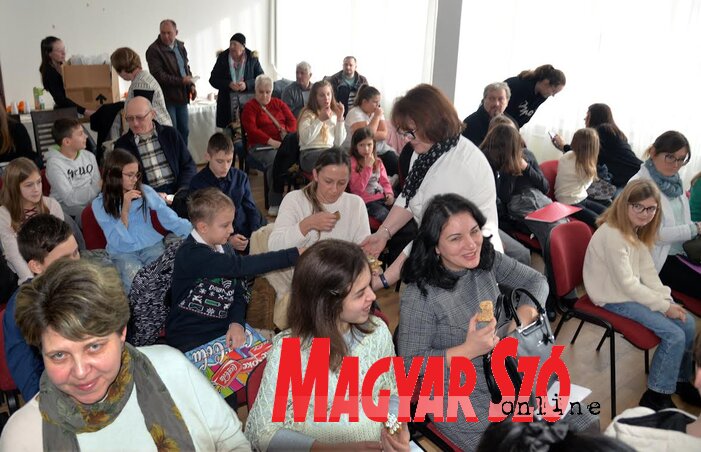 Mézeskaláccsal és teával kedveskedtünk a Jó Pajtás olvasóinak (Dávid Csilla felvétele) Mézeskaláccsal és teával kedveskedtünk a Jó Pajtás olvasóinak (Dávid Csilla felvétele)