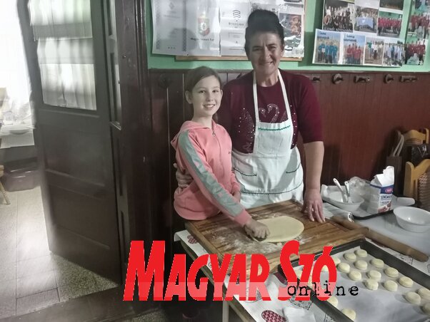 Csuzdi Valéria segített a Luca-pogácsa készítésénél (Paraczky László felvétele) Csuzdi Valéria segített a Luca-pogácsa készítésénél (Paraczky László felvétele)