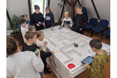 A szervezők izgalmas pályával készülnek a résztvevők számára (Coder Club)