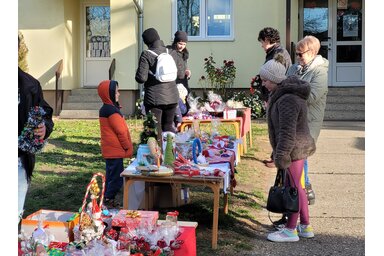 Igazi piaci kofaként kínálták portékájukat a gyerekek (Lakatos János felvétele)