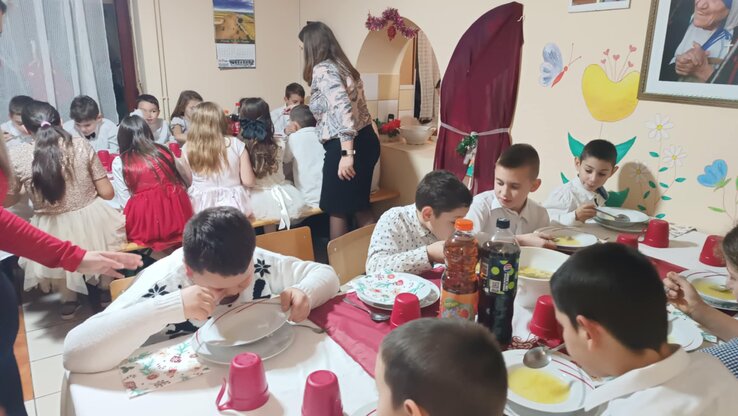 Közös vacsora a karácsonyi műsor után (Kancsár Izabella felvétele) Közös vacsora a karácsonyi műsor után (Kancsár Izabella felvétele)