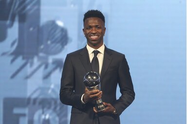 Vinícius Júnior a trófeával (Fotó: Beta/AP)
